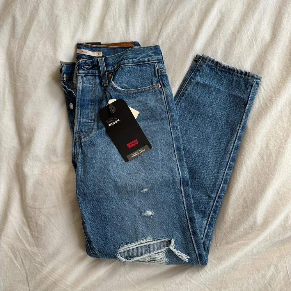 NWT 🏷️ Levi's Women's Premium Wedgie Icon Fit Ripped Jeans
